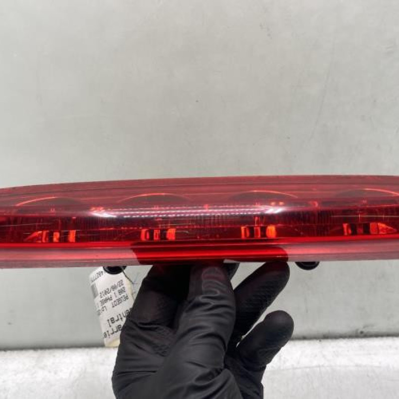 Feu arriere stop central PEUGEOT 208 1 Photo n°1