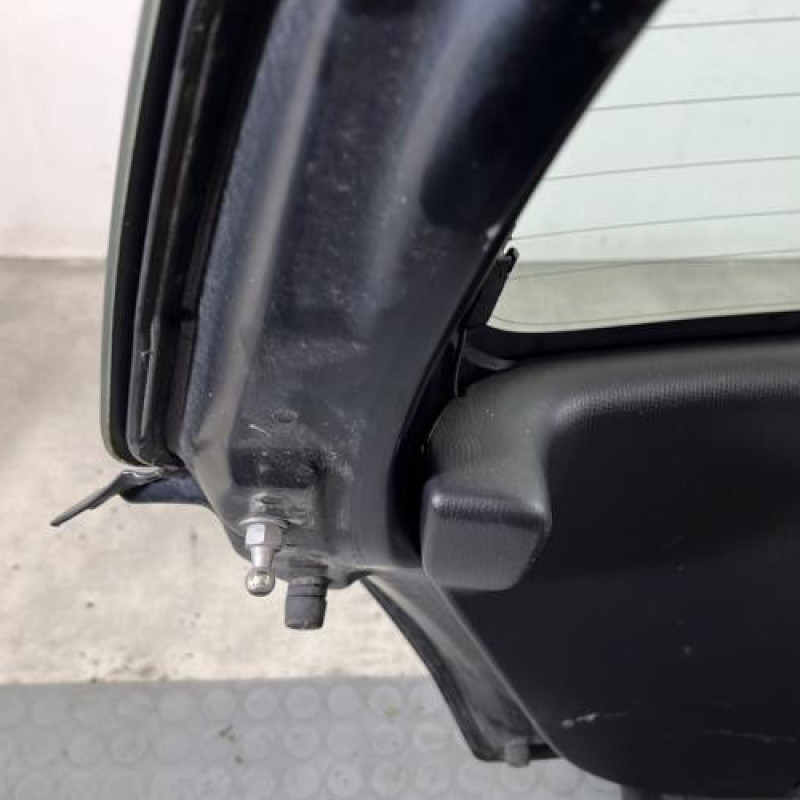 Malle/Hayon arriere SUZUKI SWIFT 3 Photo n°11