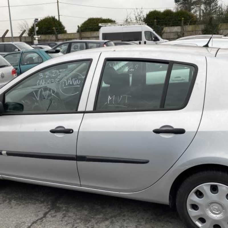 Attache ceinture avant droit RENAULT CLIO 3 Photo n°11