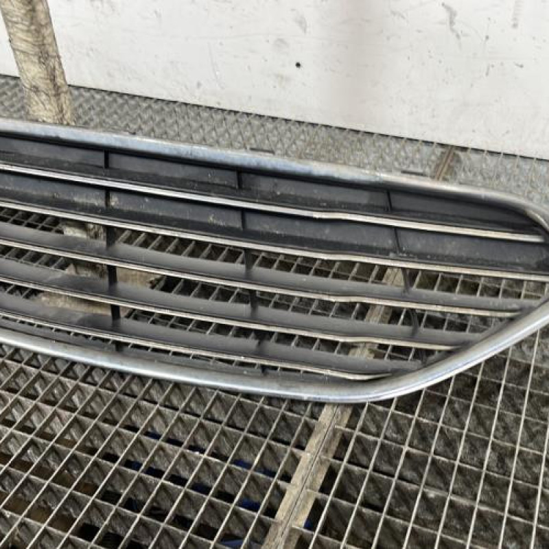 Calandre FORD FIESTA 6 Photo n°3