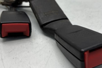 Attache ceinture arriere droit PEUGEOT 3008 1