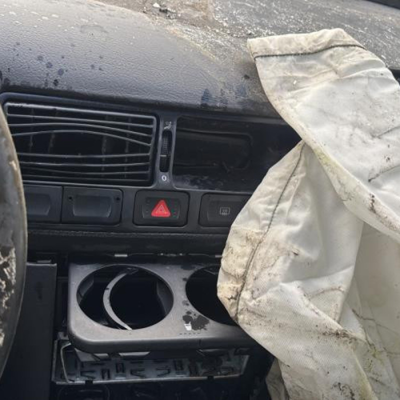 Vitre avant gauche VOLKSWAGEN GOLF 4 Photo n°20