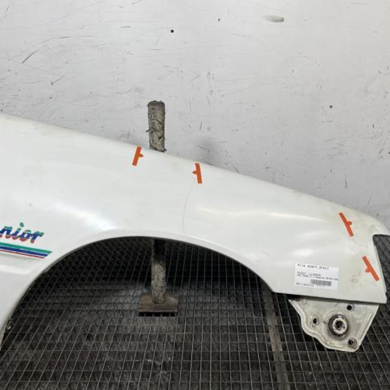 Aile avant droit PEUGEOT 205 Photo n°1