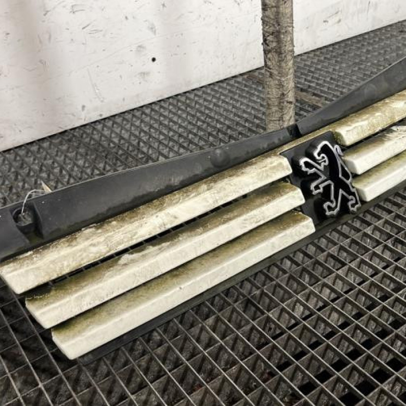 Calandre PEUGEOT 205 Photo n°2