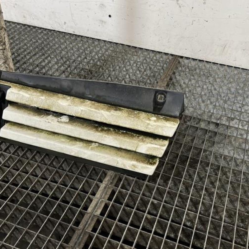 Calandre PEUGEOT 205 Photo n°3