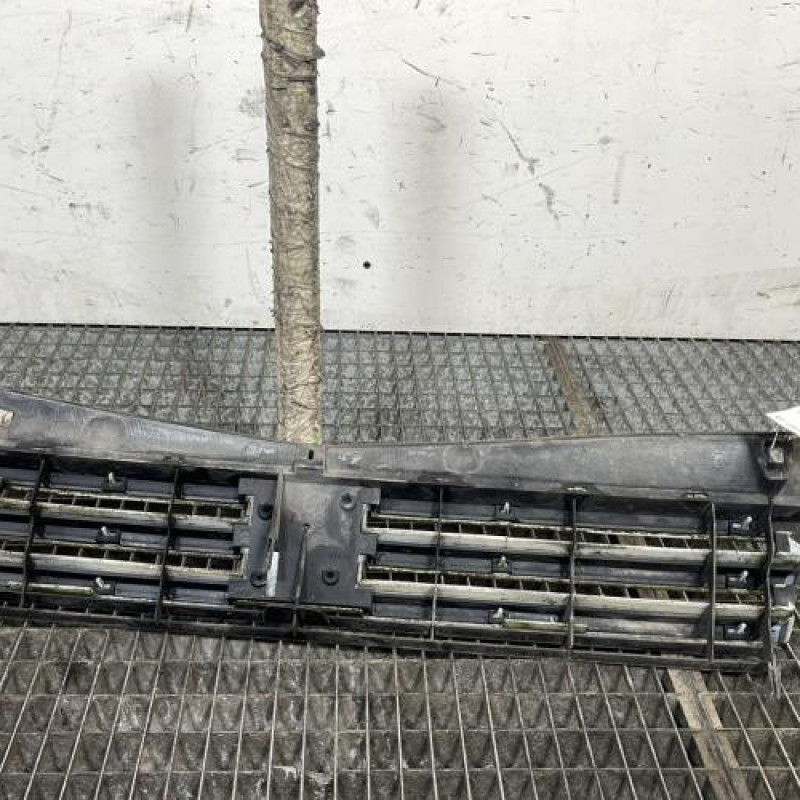 Calandre PEUGEOT 205 Photo n°4