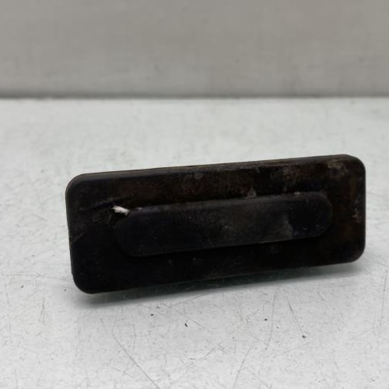 Bouton de coffre PEUGEOT 208 1 Photo n°1