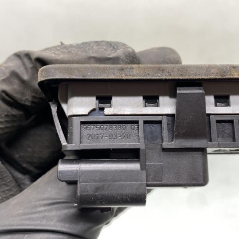 Bouton de coffre PEUGEOT 208 1 Photo n°4