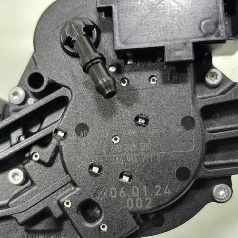 Moteur essuie glace arriere VOLKSWAGEN GOLF 5 Photo n°4