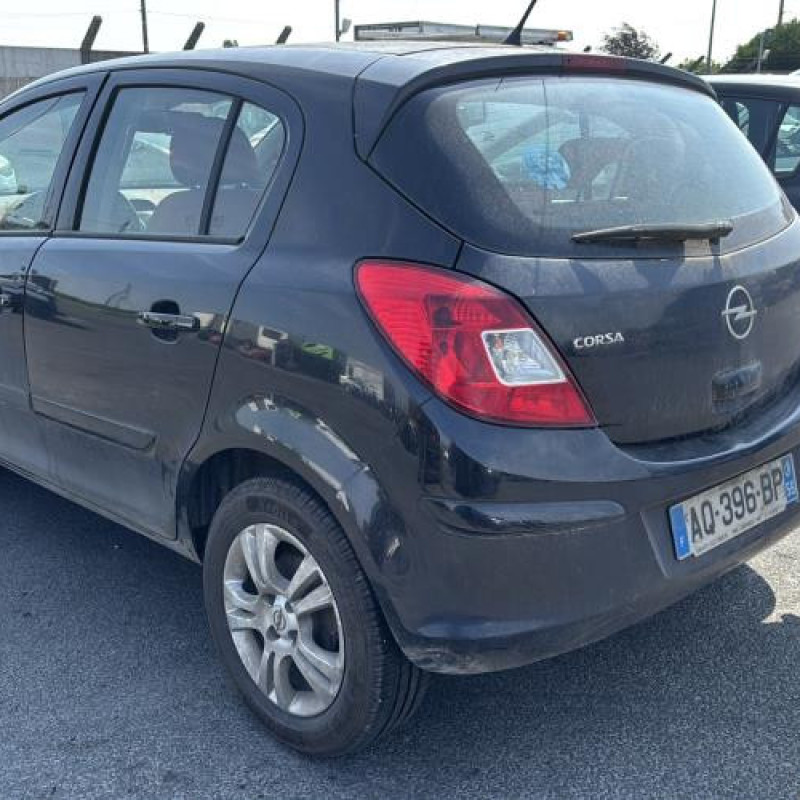Feu arriere stop central OPEL CORSA D Photo n°8