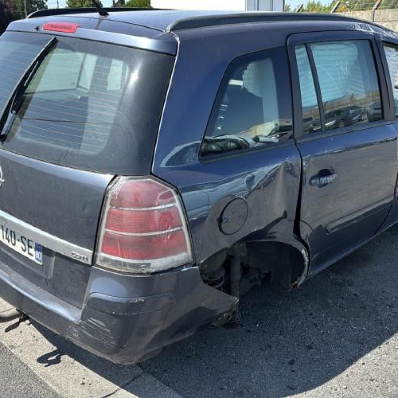 Feu arriere stop central OPEL ZAFIRA B Photo n°8