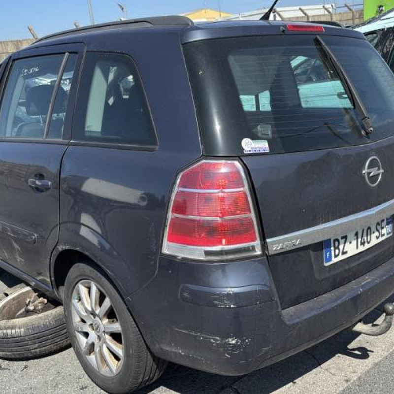 Feu arriere stop central OPEL ZAFIRA B Photo n°9