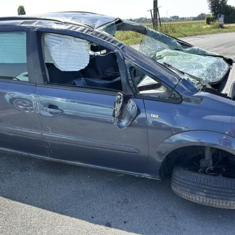 Feu arriere stop central OPEL ZAFIRA B Photo n°11