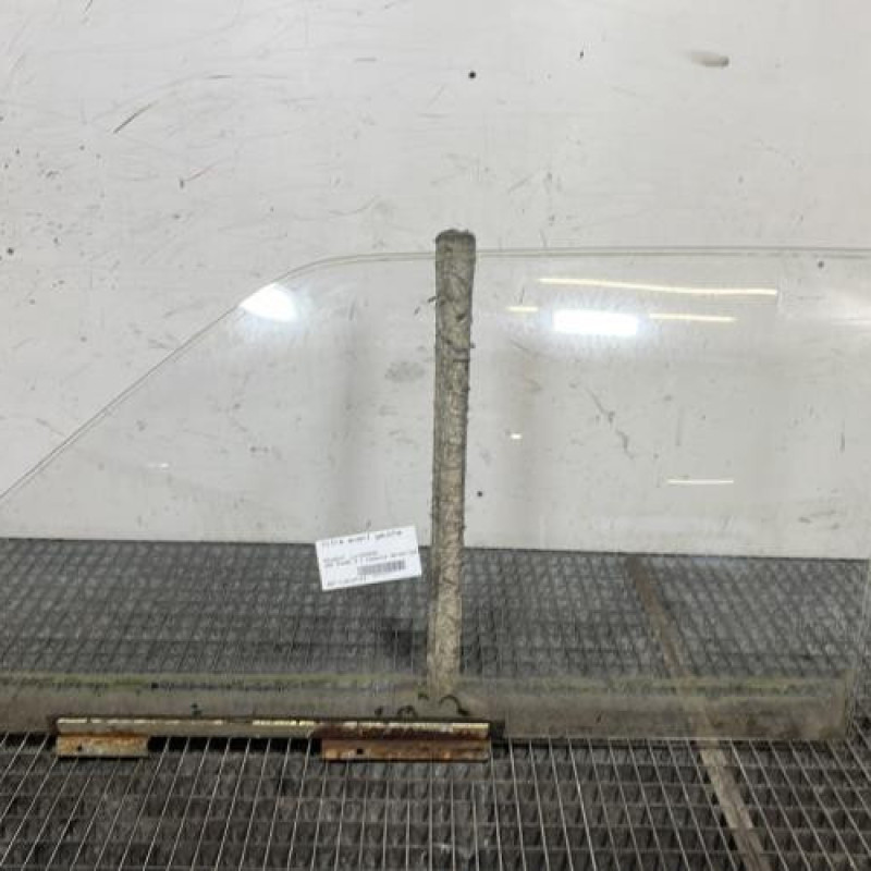 Vitre avant gauche PEUGEOT 205 Photo n°1