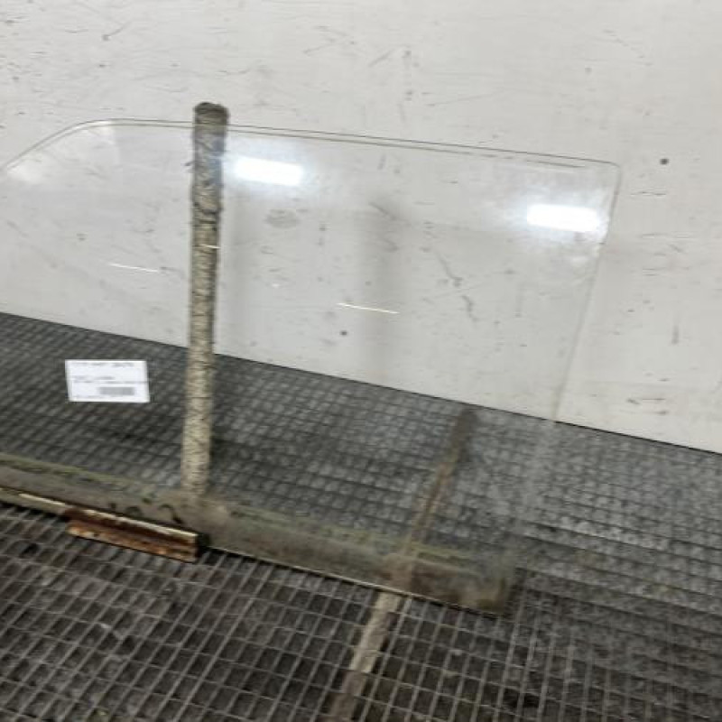 Vitre avant gauche PEUGEOT 205 Photo n°3