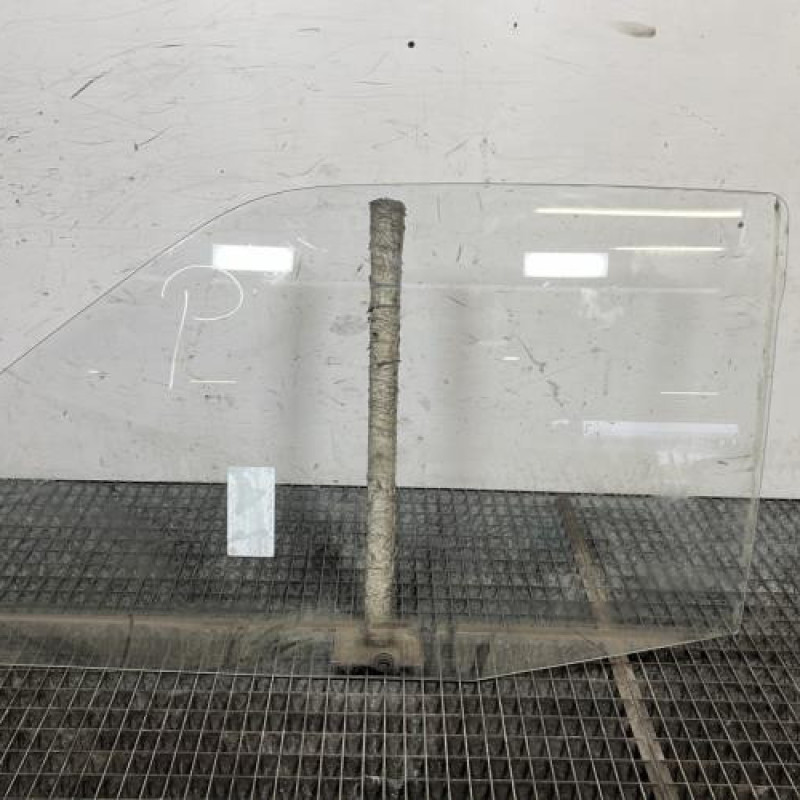 Vitre avant gauche PEUGEOT 106 Photo n°1