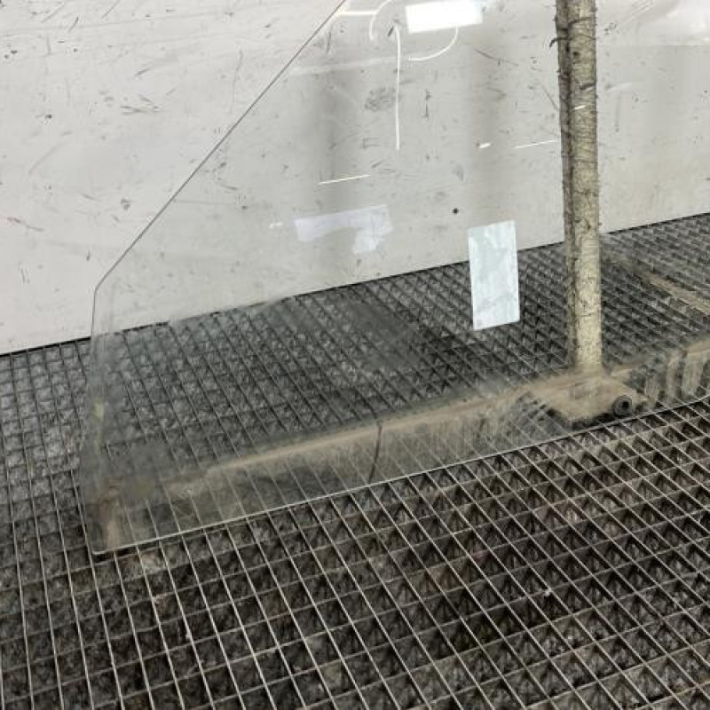 Vitre avant gauche PEUGEOT 106 Photo n°2