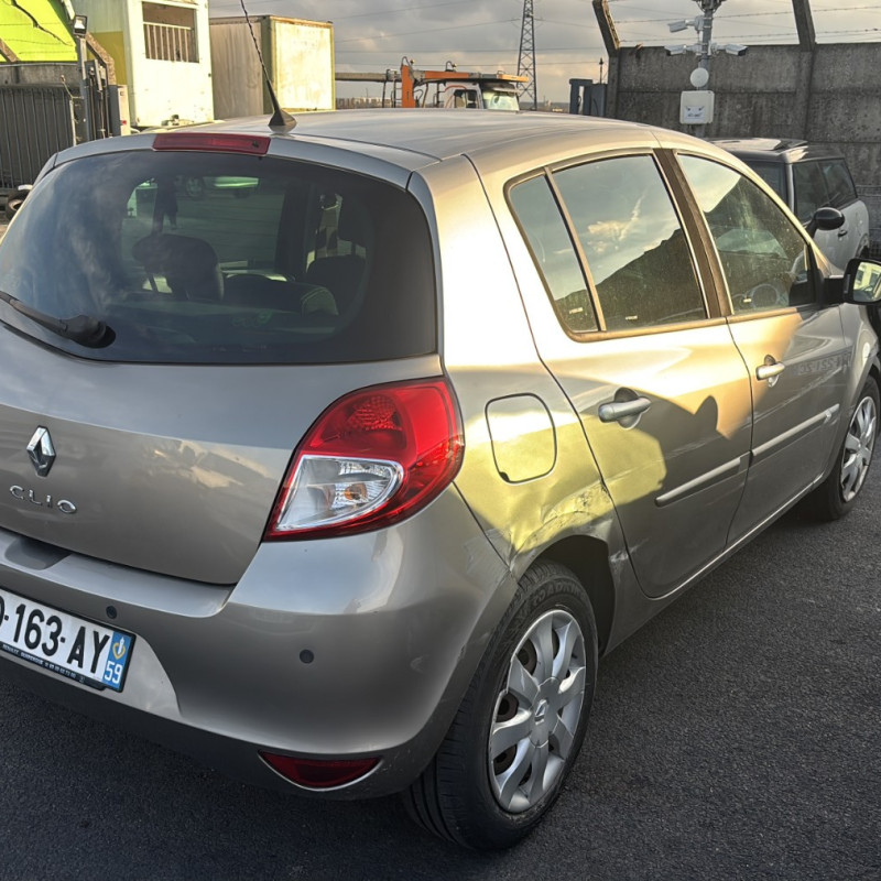 RENAULT CLIO 3 PHASE 1 1.5 DCI - 8V TURBO Photo n°3