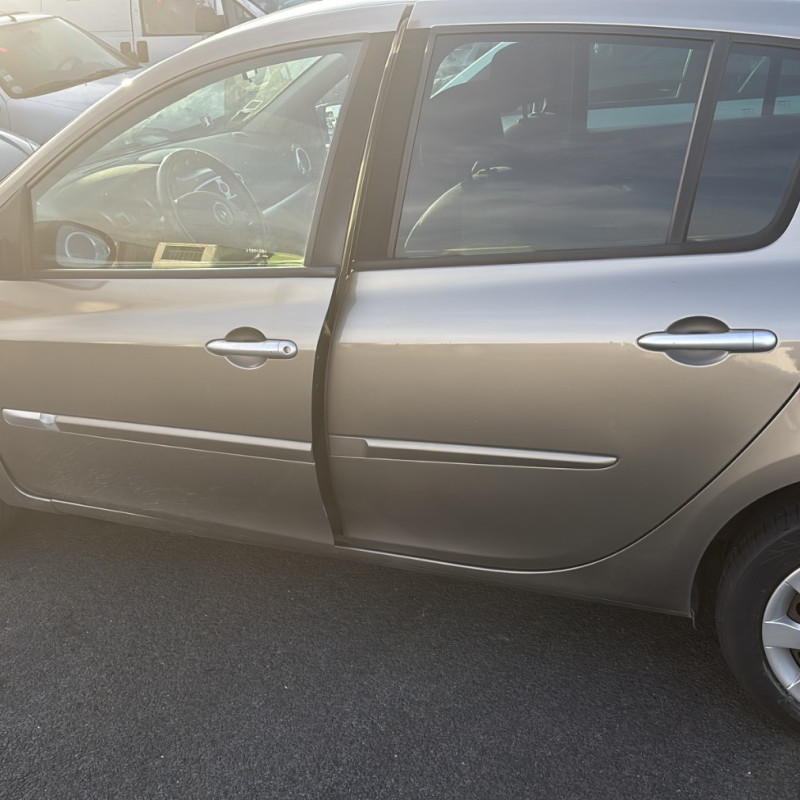 RENAULT CLIO 3 PHASE 1 1.5 DCI - 8V TURBO Photo n°6