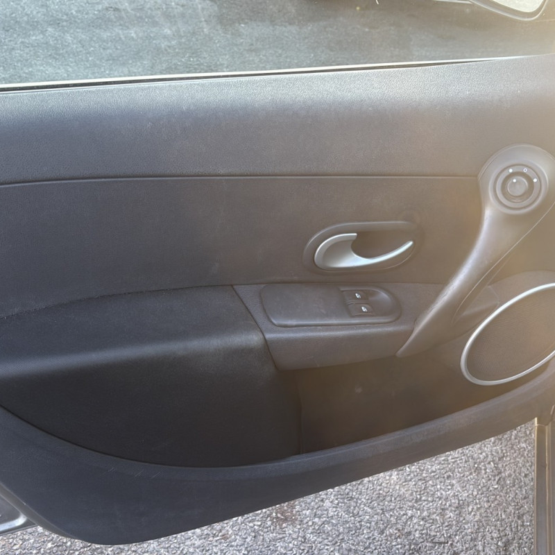 RENAULT CLIO 3 PHASE 1 1.5 DCI - 8V TURBO Photo n°9