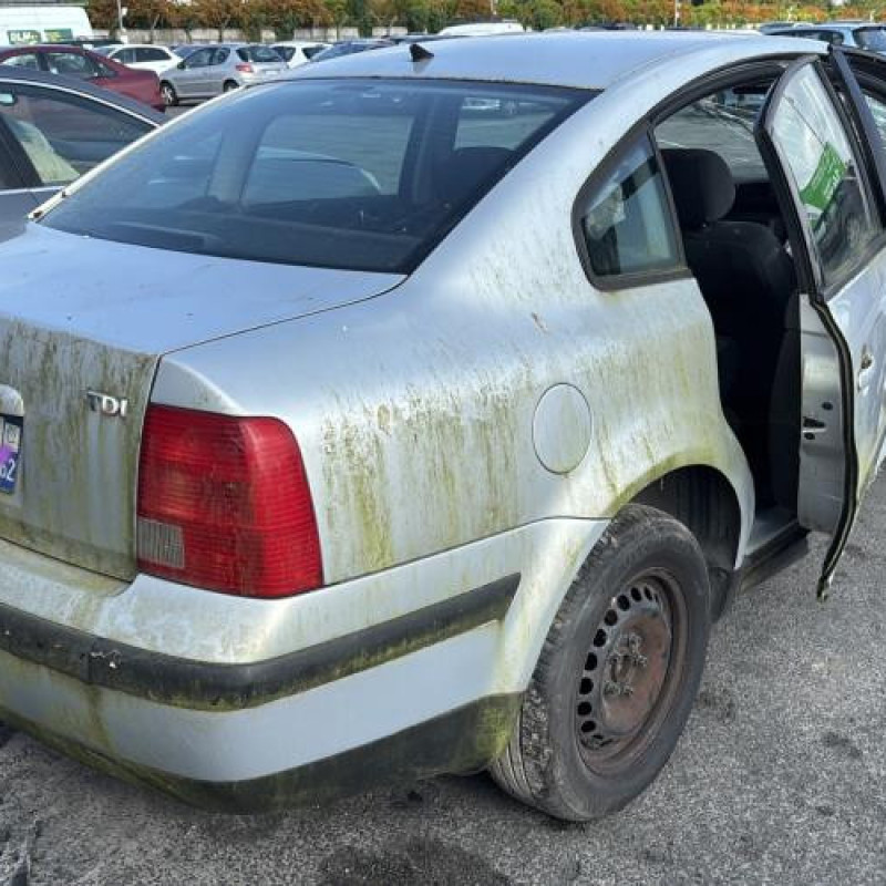 Feu arriere principal droit (feux) VOLKSWAGEN PASSAT 4 Photo n°3