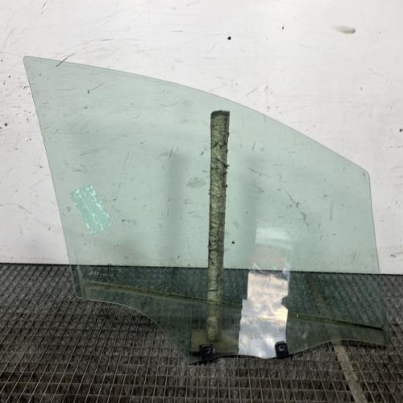 Vitre avant gauche PEUGEOT 208 1 Photo n°4