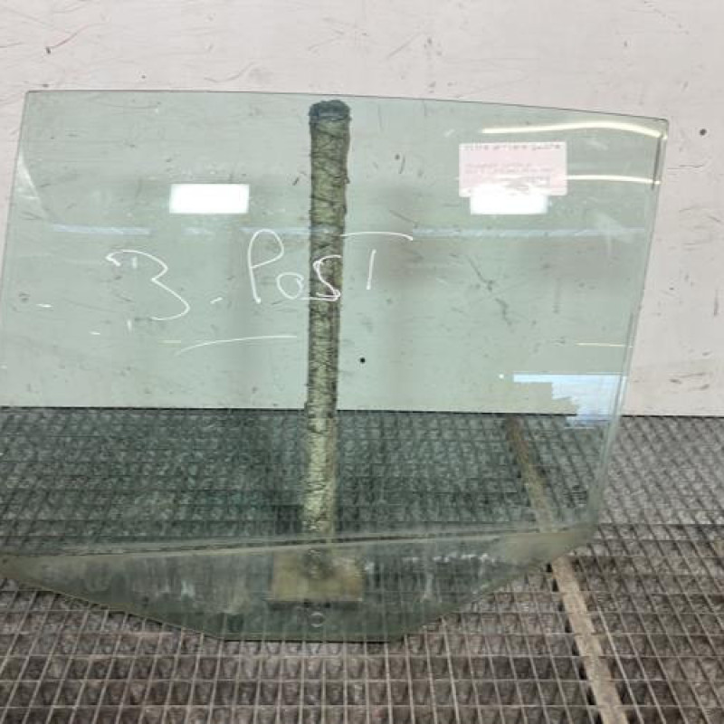 Vitre arriere gauche VOLKSWAGEN GOLF 5 Photo n°1