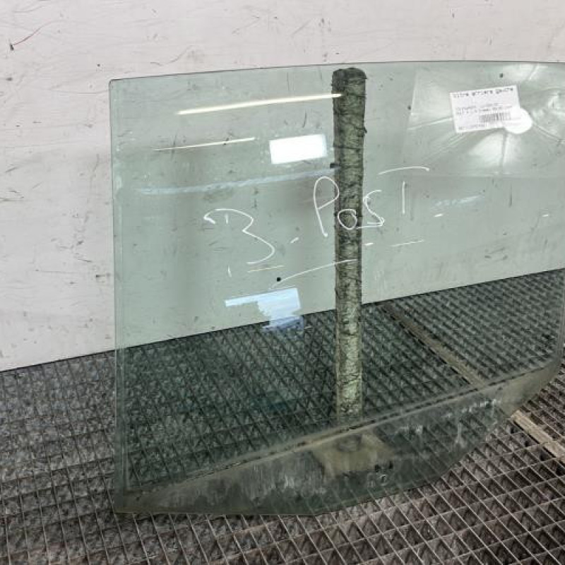 Vitre arriere gauche VOLKSWAGEN GOLF 5 Photo n°2