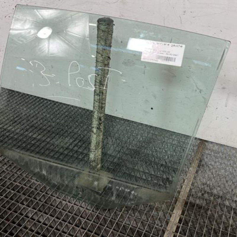 Vitre arriere gauche VOLKSWAGEN GOLF 5 Photo n°3