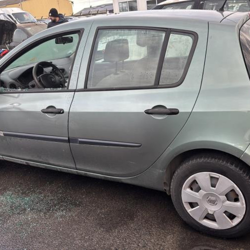 Feu arriere stop central RENAULT CLIO 3 Photo n°10