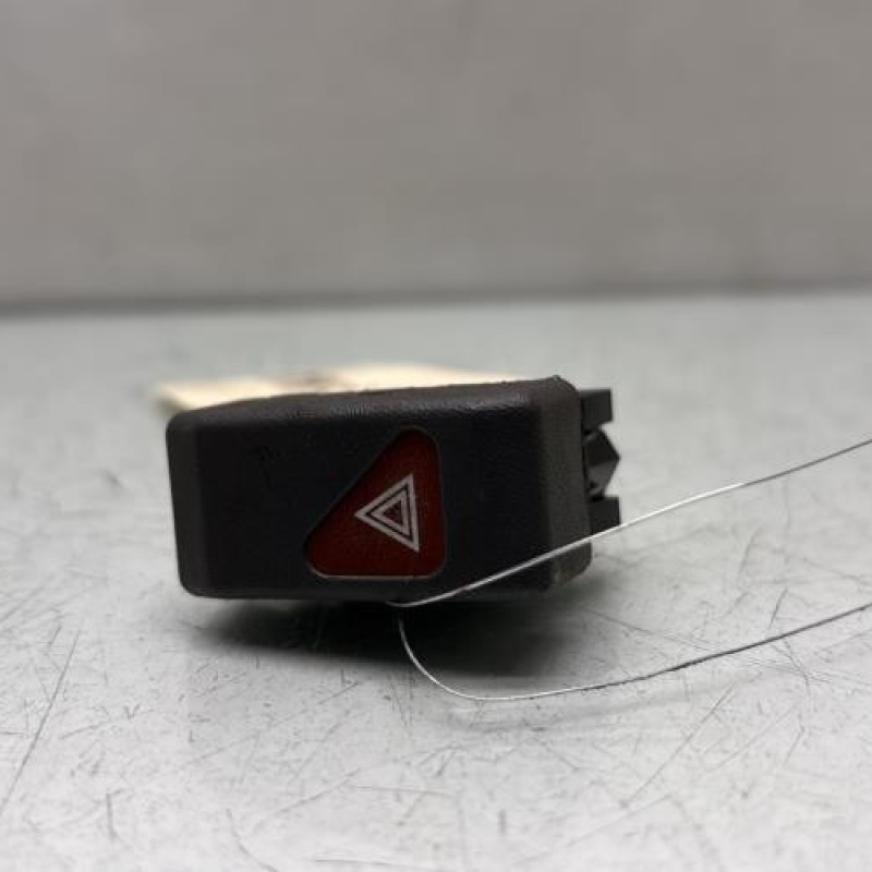 Bouton de warning RENAULT CLIO 1 Photo n°1