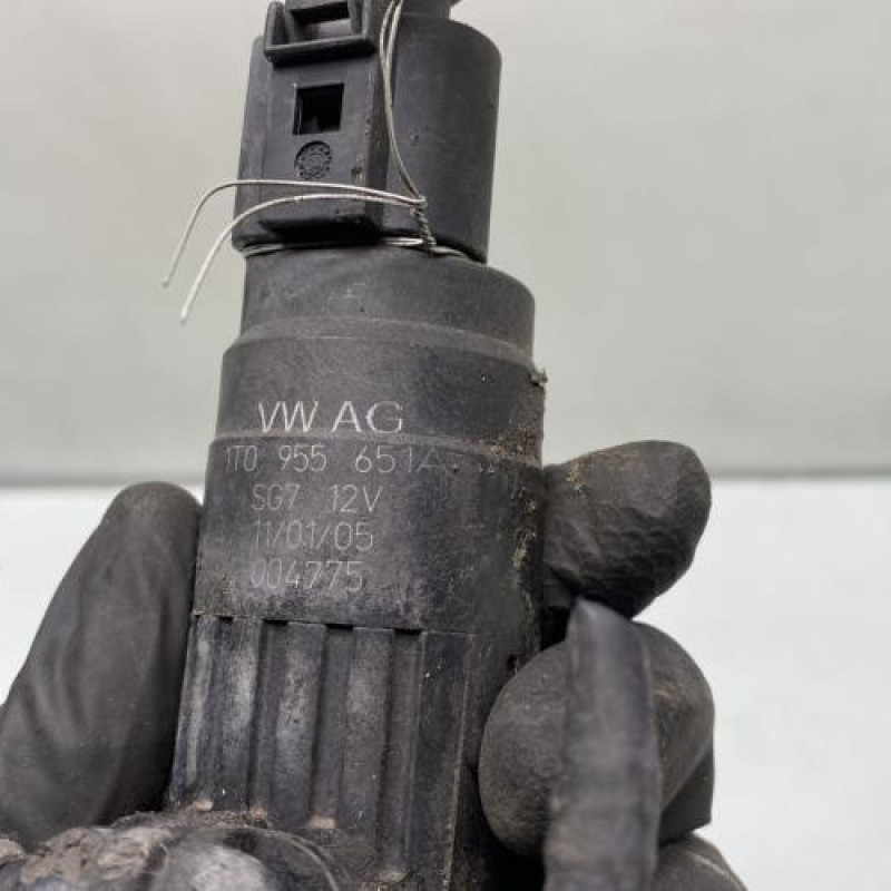 Pompe lave glace arriere VOLKSWAGEN GOLF 5 Photo n°5