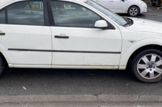 Vitre avant gauche FORD MONDEO 2