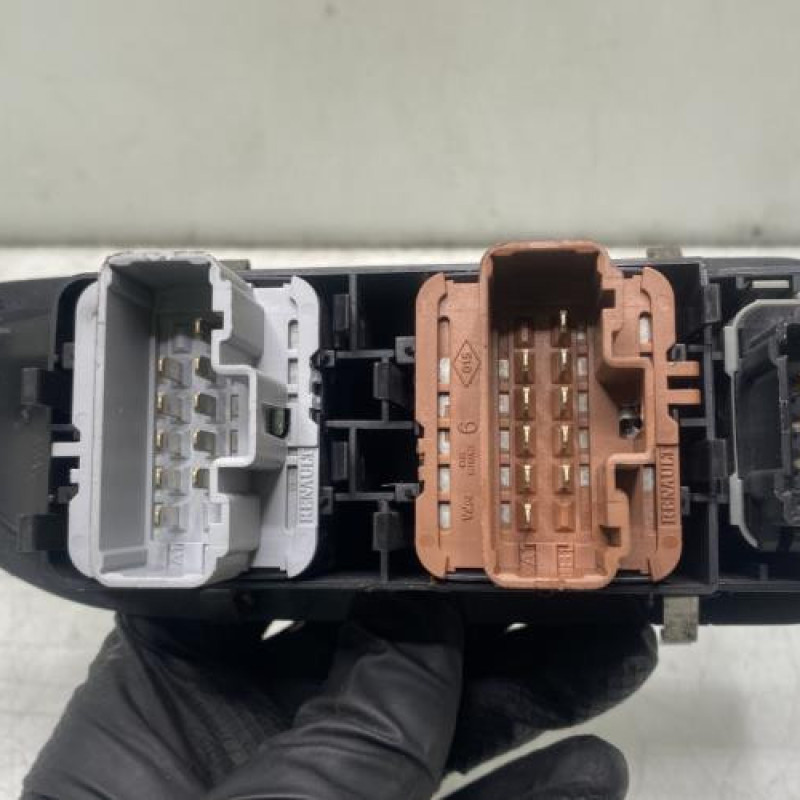 Interrupteur de leve vitre avant gauche RENAULT VEL SATIS Photo n°3