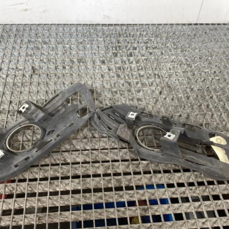 Enjoliveur anti brouillard MERCEDES CLASSE C 204 Photo n°2