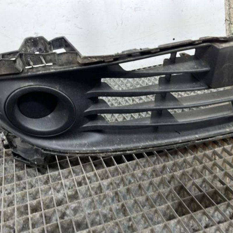 Grille de pare choc RENAULT CLIO 4 Photo n°2