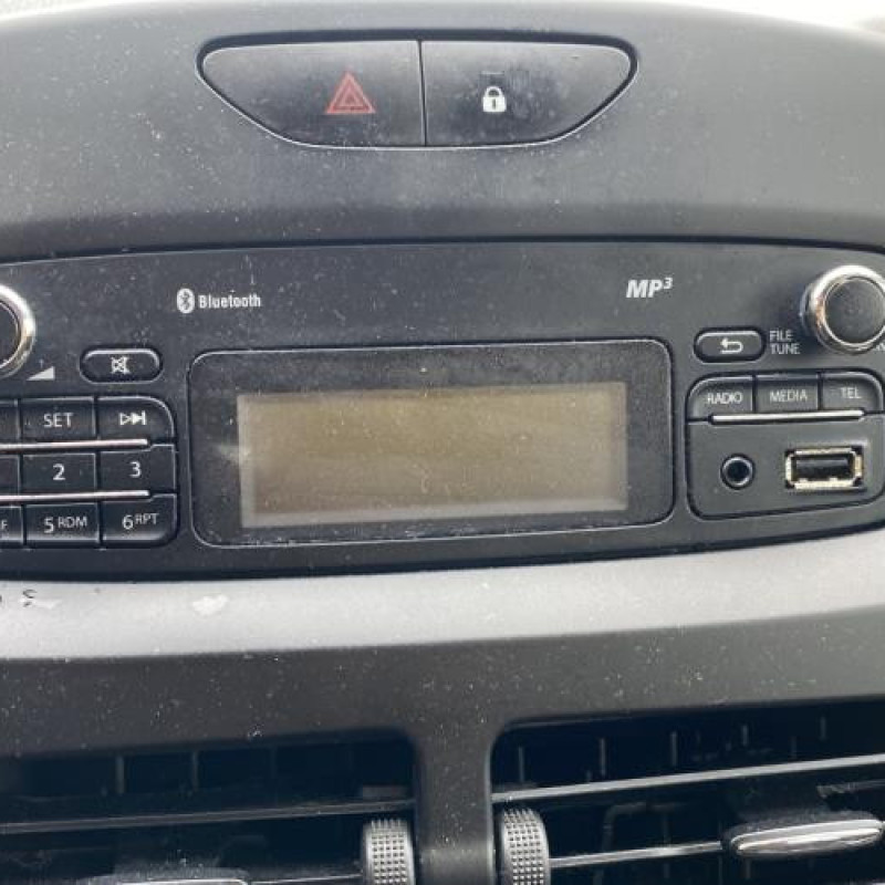 Grille de pare choc RENAULT CLIO 4 Photo n°13