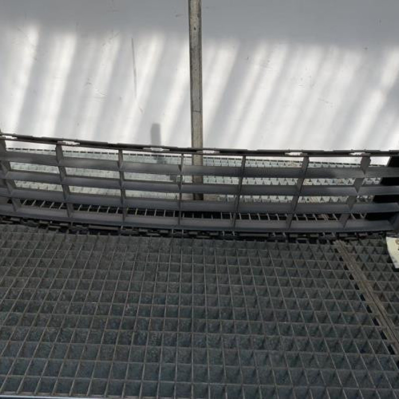 Grille de pare choc RENAULT CLIO 3 Photo n°2