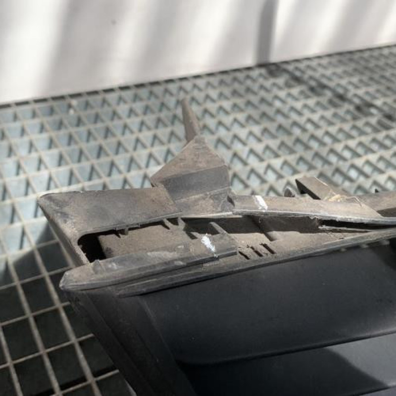 Grille de pare choc RENAULT CLIO 3 Photo n°3