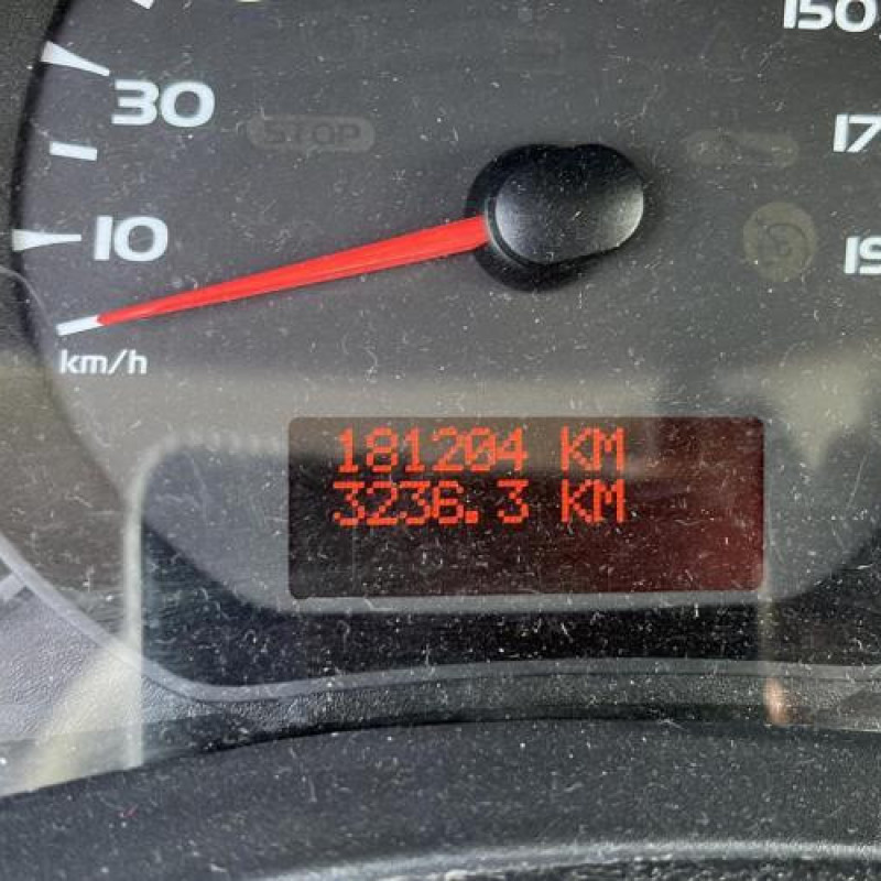 Grille de pare choc RENAULT CLIO 3 Photo n°7