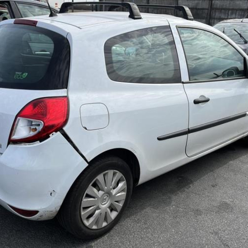 Grille de pare choc RENAULT CLIO 3 Photo n°8