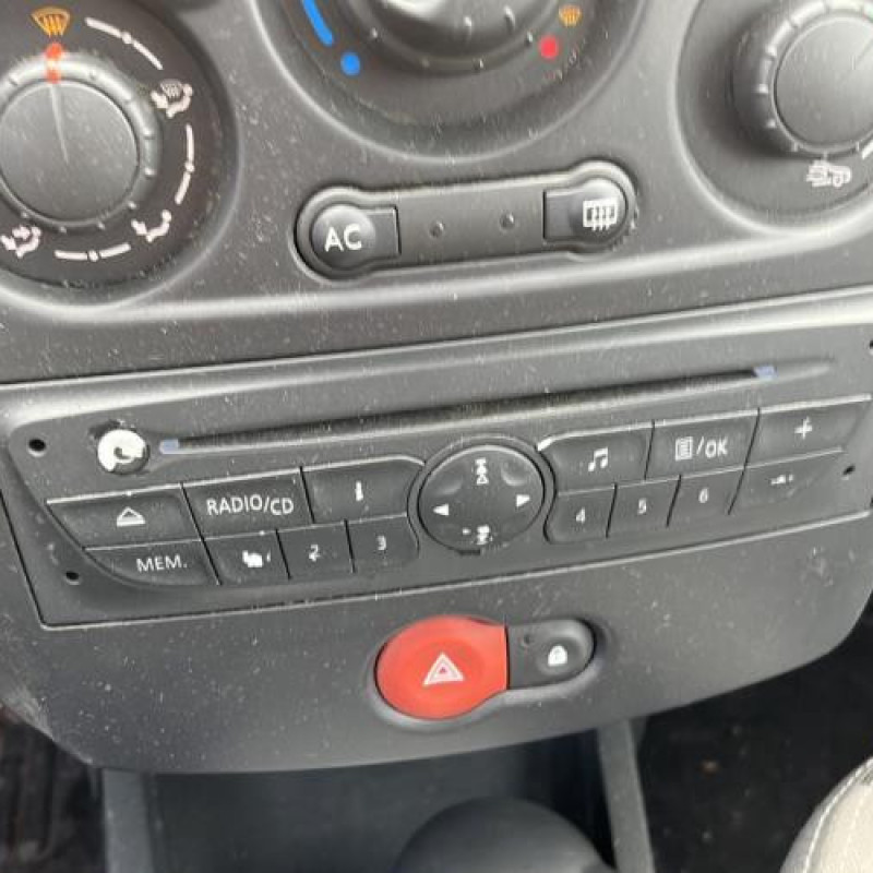 Grille de pare choc RENAULT CLIO 3 Photo n°12