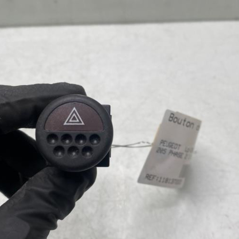 Bouton de warning PEUGEOT 205 Photo n°1