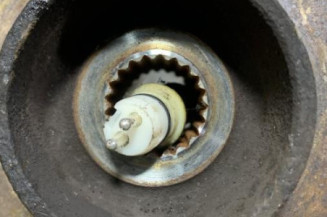 Pivot de moyeu avant gauche RENAULT CLIO 2