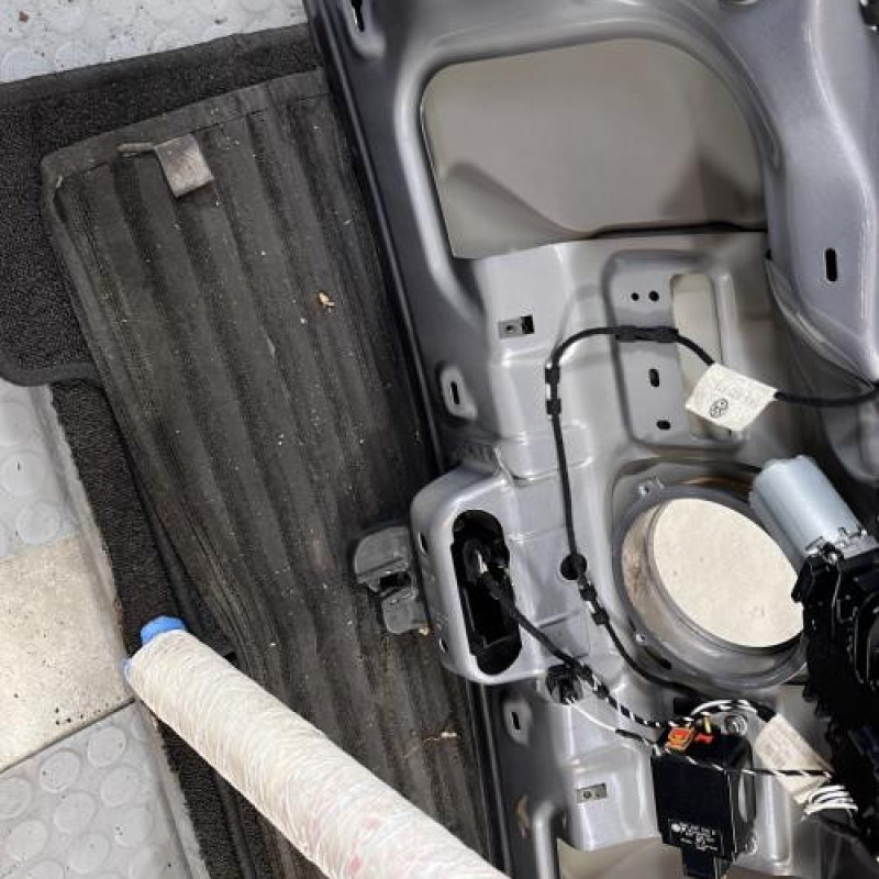 Malle/Hayon arriere VOLKSWAGEN GOLF 6 Photo n°13