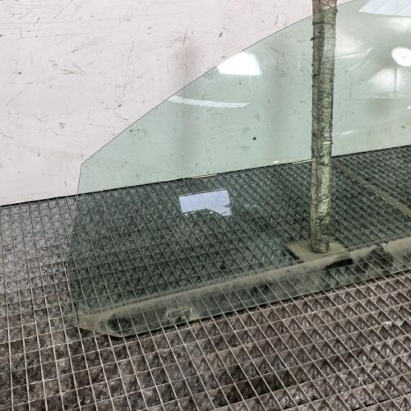 Vitre avant gauche VOLKSWAGEN GOLF 5 Photo n°2