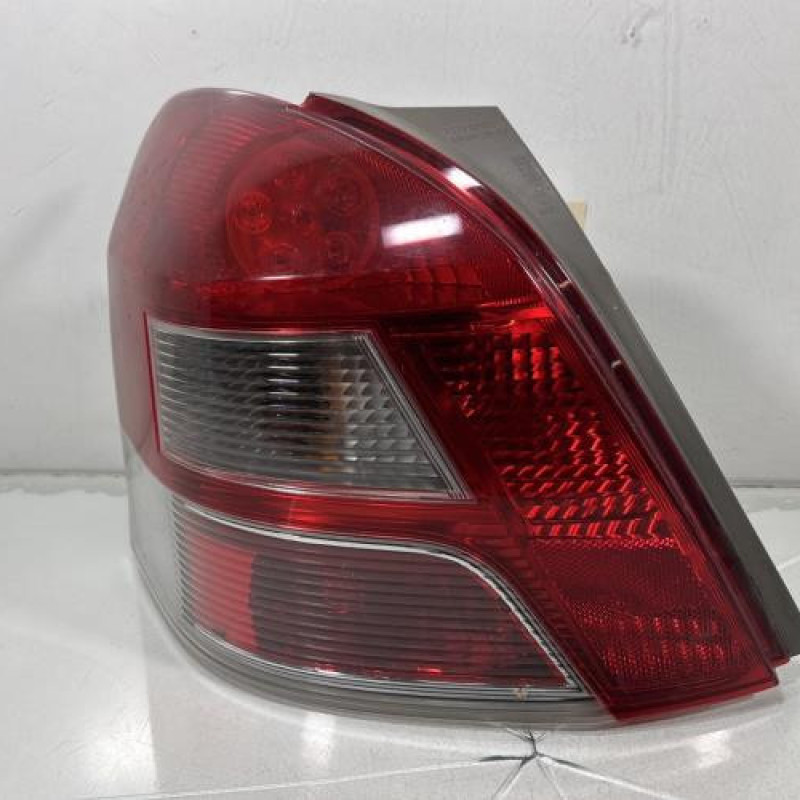 Feu arriere principal gauche (feux) TOYOTA YARIS 2 Photo n°1