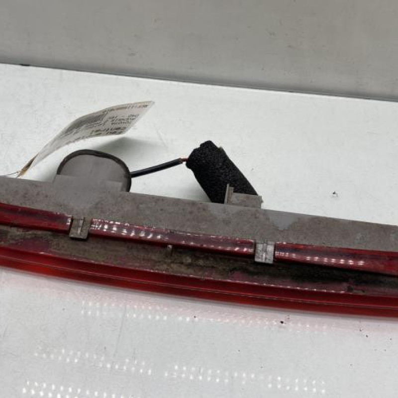 Feu arriere stop central TOYOTA AVENSIS 2 Photo n°2