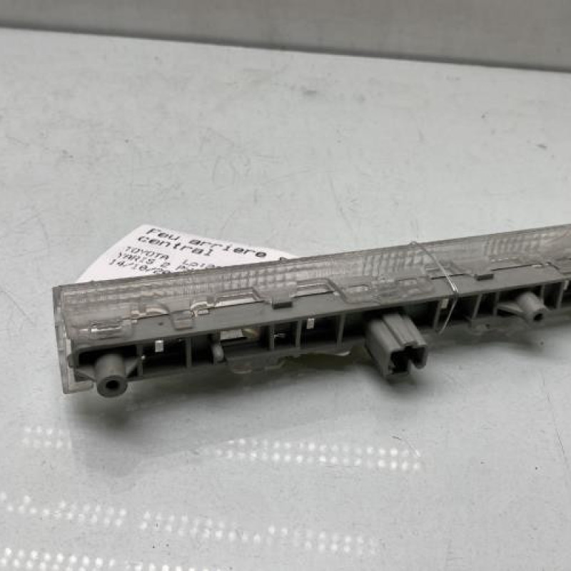 Feu arriere stop central TOYOTA YARIS 2 Photo n°2