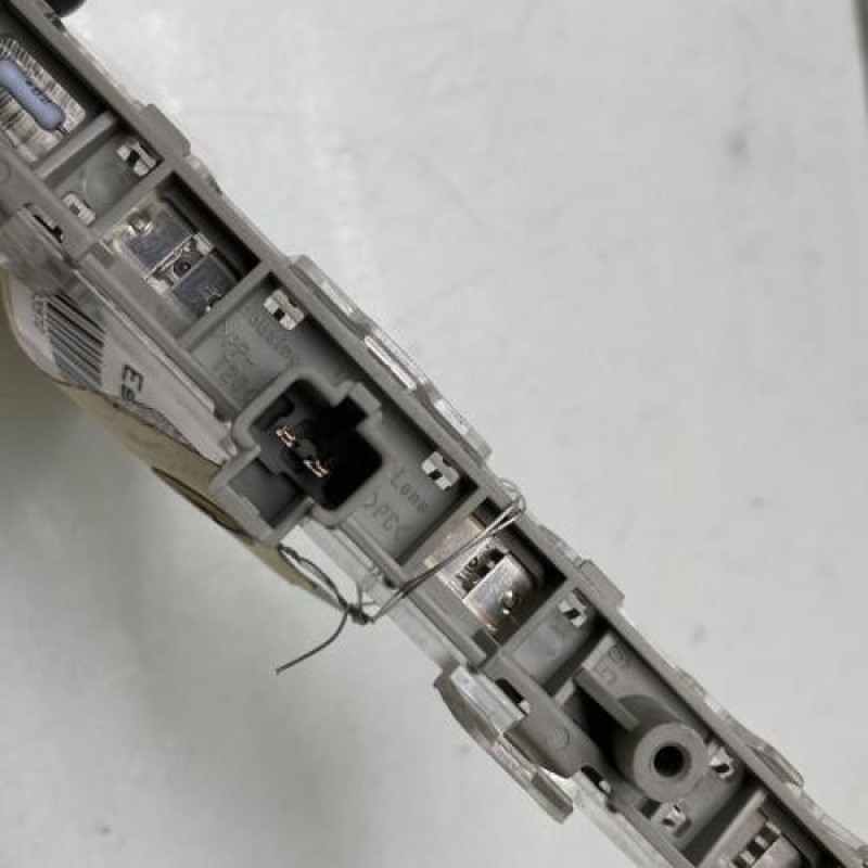 Feu arriere stop central TOYOTA YARIS 2 Photo n°3